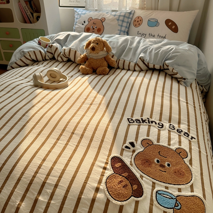 91家纺网 家纺一手货源 找家纺 澜妃 2025新款萌萌哒卡通毛巾绣四件套系列一 法棍面包小熊