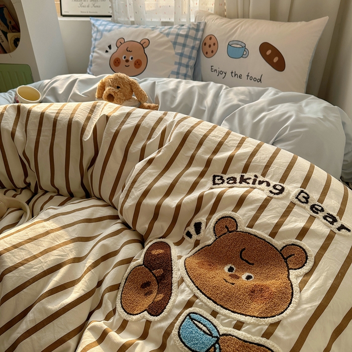 91家纺网 家纺一手货源 找家纺 澜妃 2025新款萌萌哒卡通毛巾绣四件套系列一 法棍面包小熊