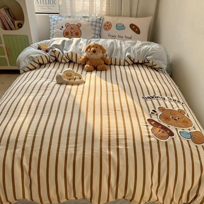 91家纺网 家纺一手货源 找家纺 澜妃 2025新款萌萌哒卡通毛巾绣四件套系列一 法棍面包小熊