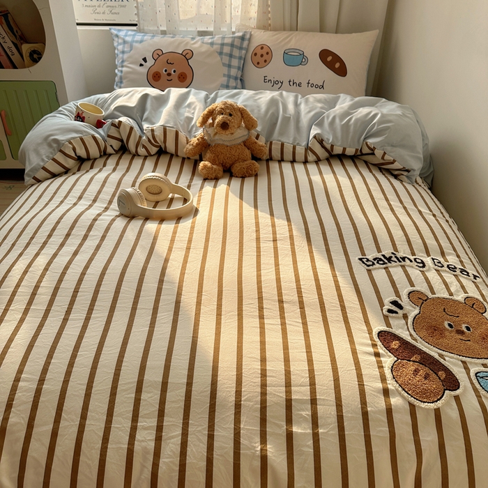 91家纺网 家纺一手货源 找家纺 澜妃 2025新款萌萌哒卡通毛巾绣四件套系列一 法棍面包小熊