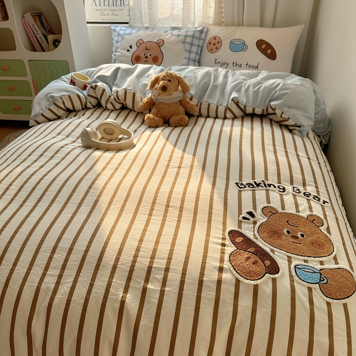 91家纺网 家纺一手货源 找家纺 澜妃 2025新款萌萌哒卡通毛巾绣四件套系列一 法棍面包小熊