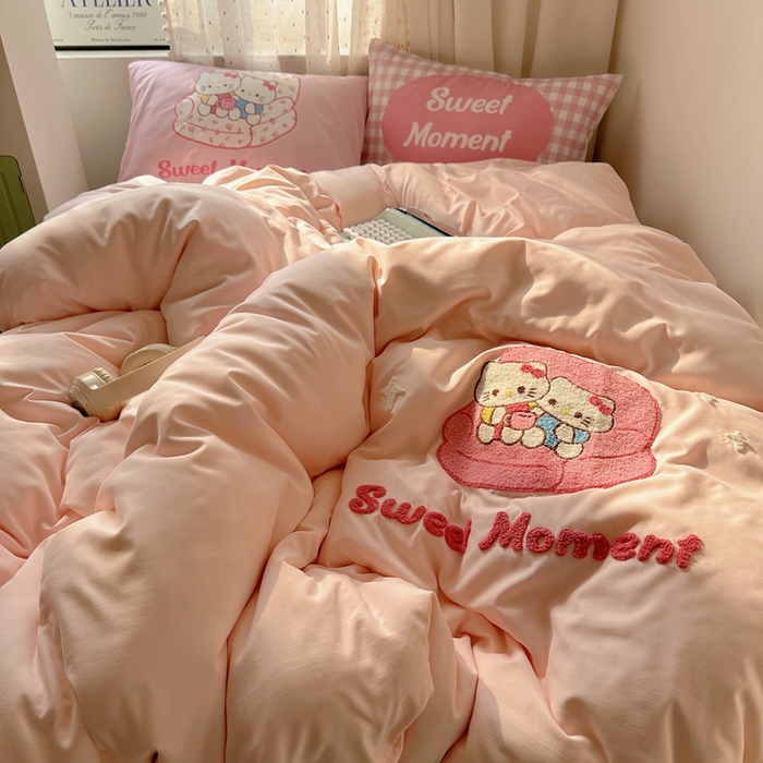 91家纺网 家纺一手货源 找家纺 澜妃 2025新款萌萌哒卡通毛巾绣四件套系列一 甜奶酱小猫