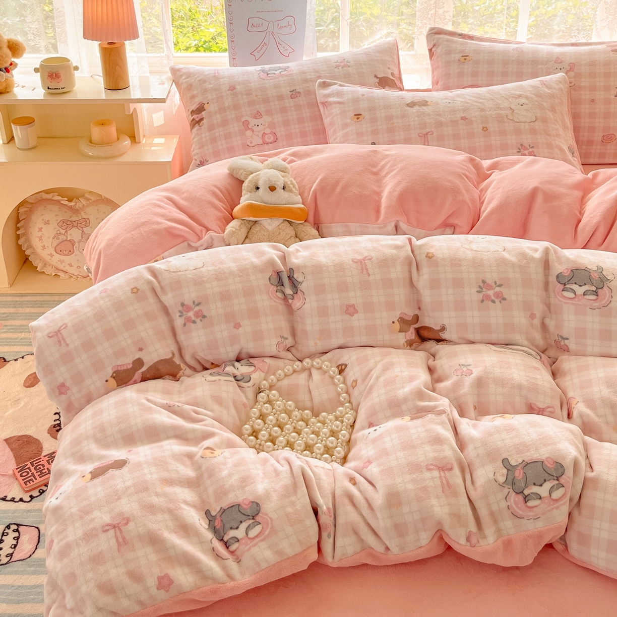 91家纺网 家纺一手货源 找家纺 如一 2025新款高克重卡通印花牛奶绒四件套第三批 粉格汪