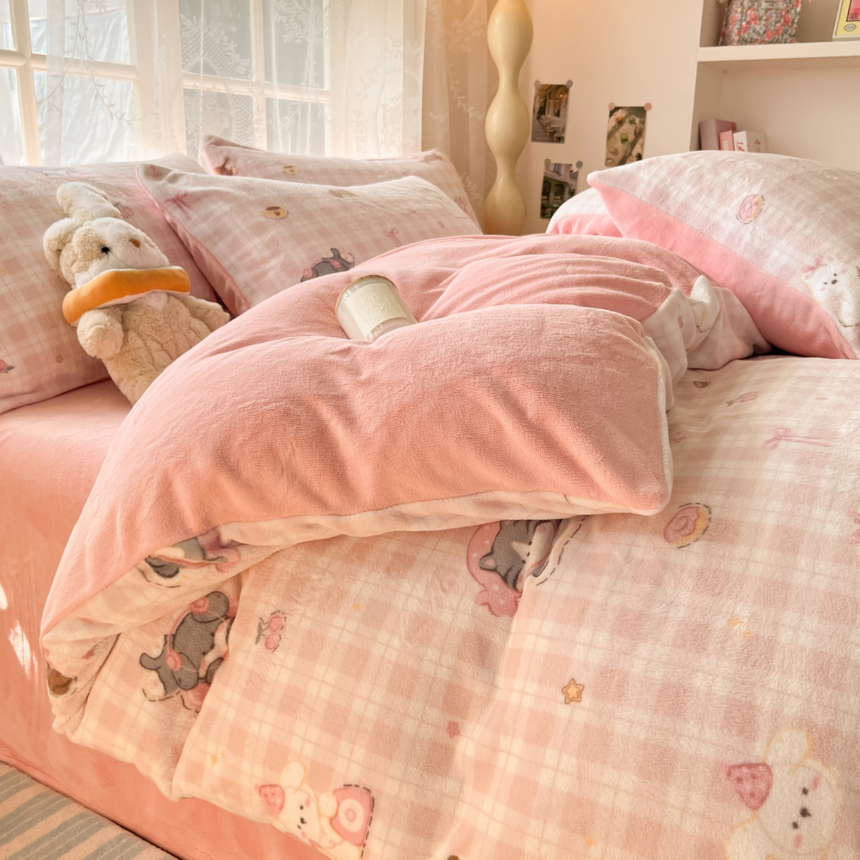 91家纺网 家纺一手货源 找家纺 如一 2025新款高克重卡通印花牛奶绒四件套第三批 粉格汪