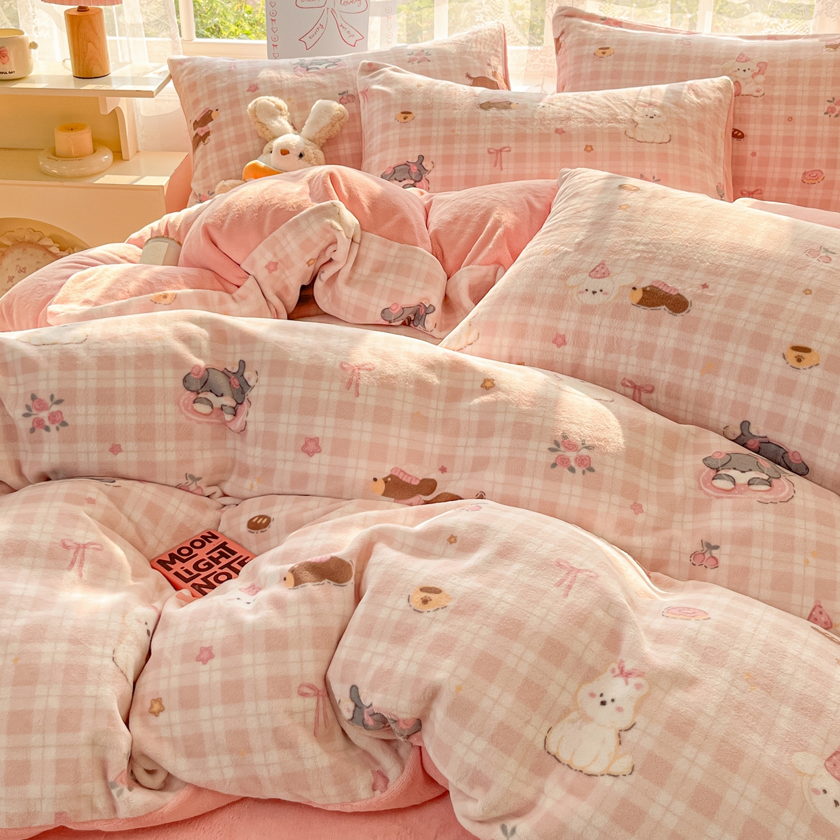 91家纺网 家纺一手货源 找家纺 如一 2025新款高克重卡通印花牛奶绒四件套第三批 粉格汪