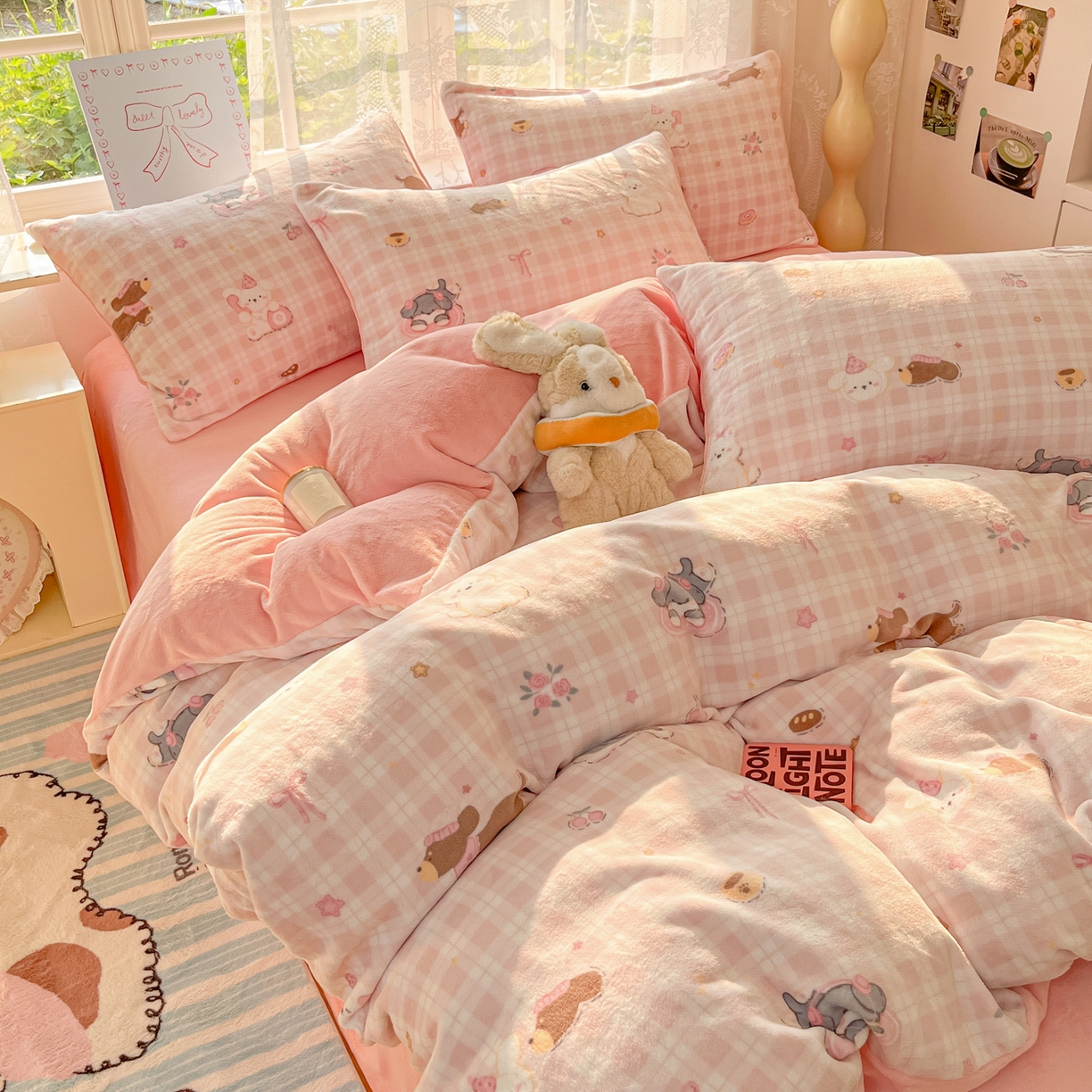 91家纺网 家纺一手货源 找家纺 如一 2025新款高克重卡通印花牛奶绒四件套第三批 粉格汪