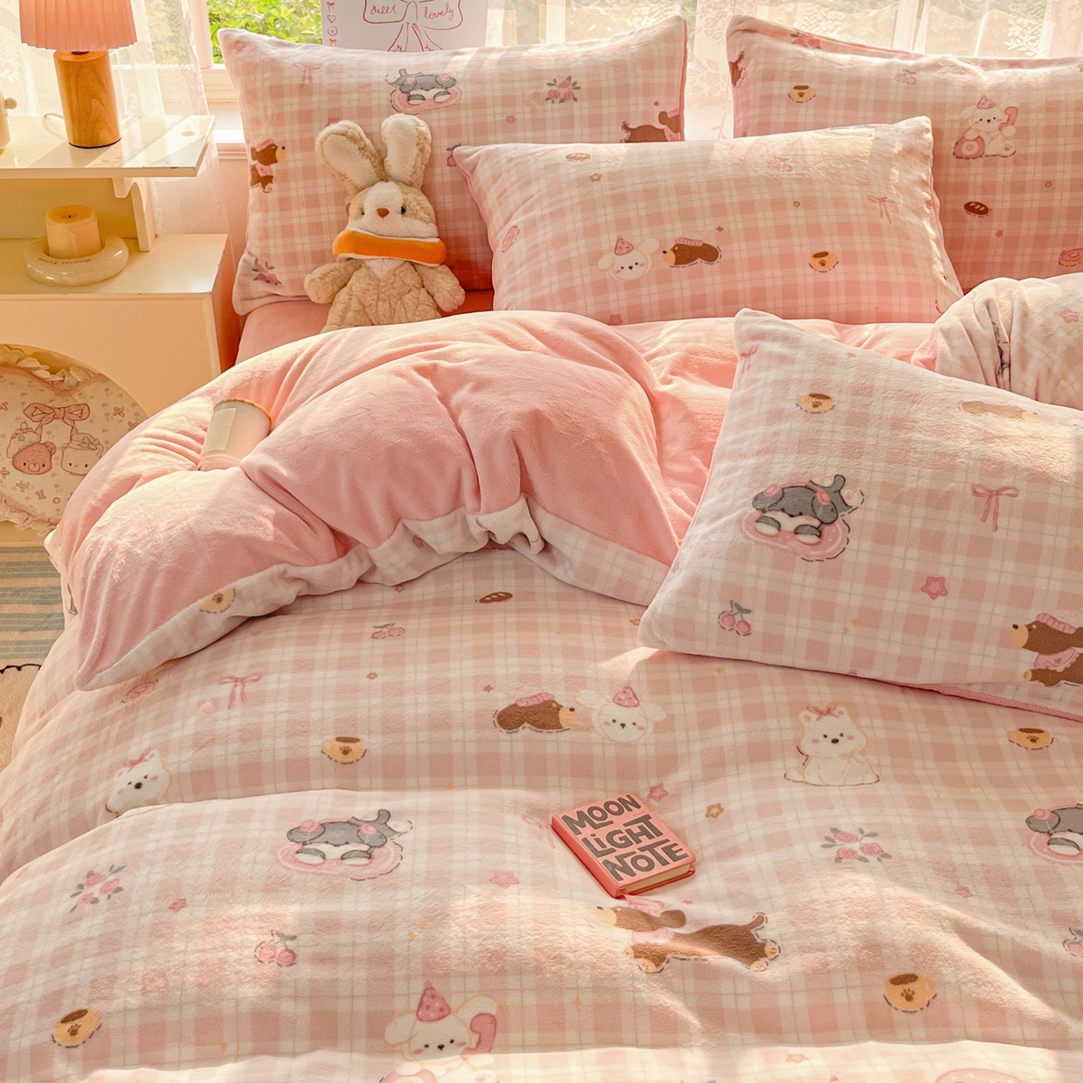 91家纺网 家纺一手货源 找家纺 如一 2025新款高克重卡通印花牛奶绒四件套第三批 粉格汪