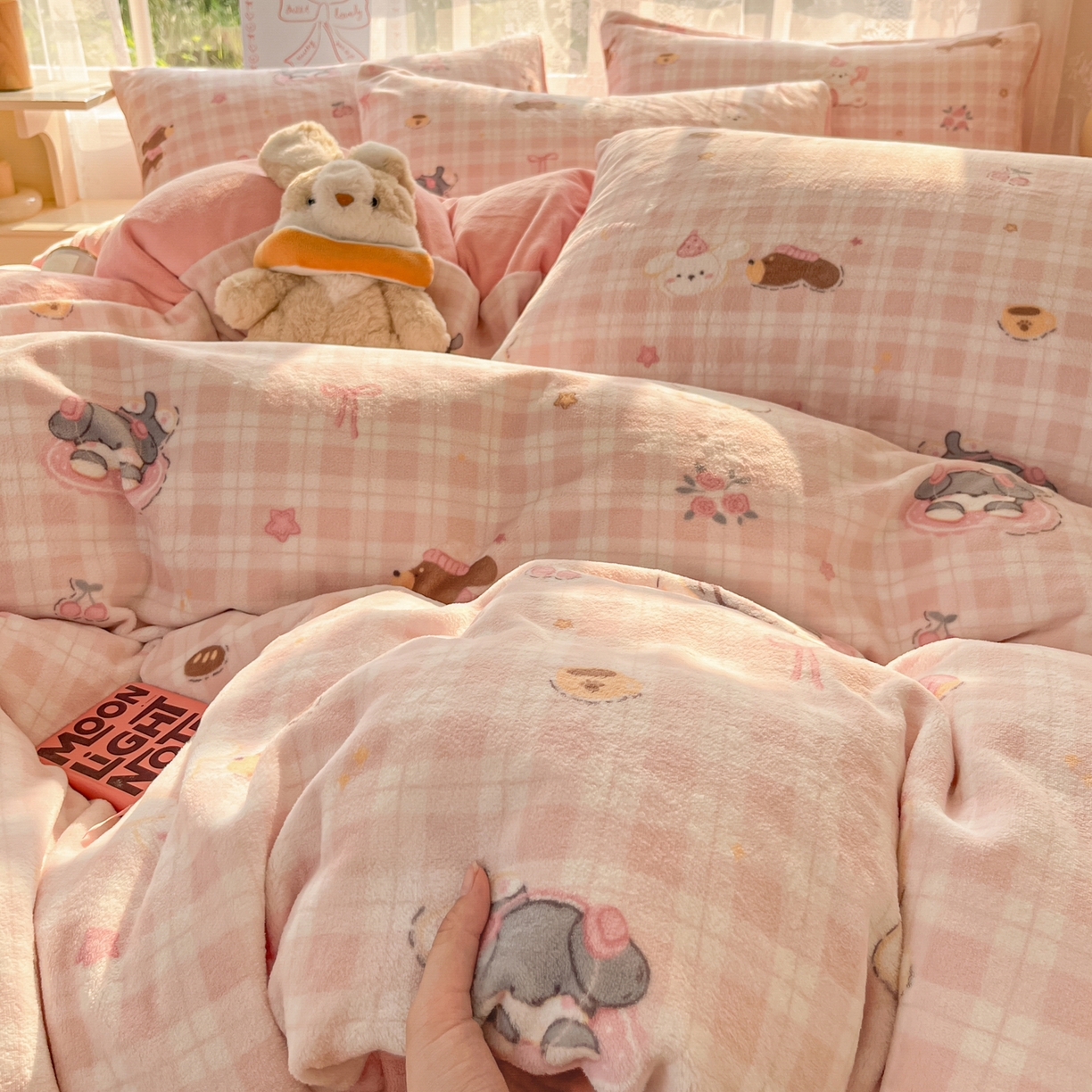 91家纺网 家纺一手货源 找家纺 如一 2025新款高克重卡通印花牛奶绒四件套第三批 粉格汪