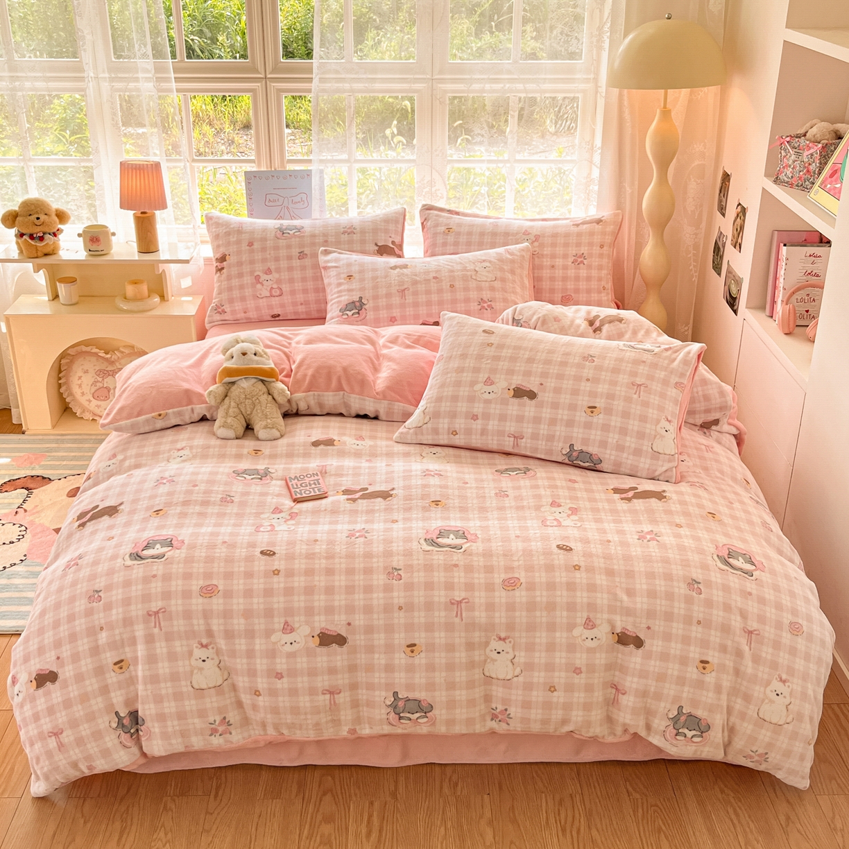 91家纺网 家纺一手货源 找家纺 如一 2025新款高克重卡通印花牛奶绒四件套第三批 粉格汪