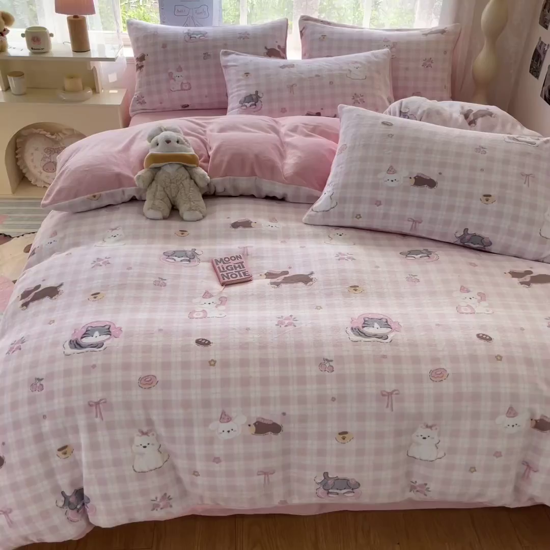 91家纺网 家纺一手货源 找家纺 如一 2025新款高克重卡通印花牛奶绒四件套第三批 粉格汪