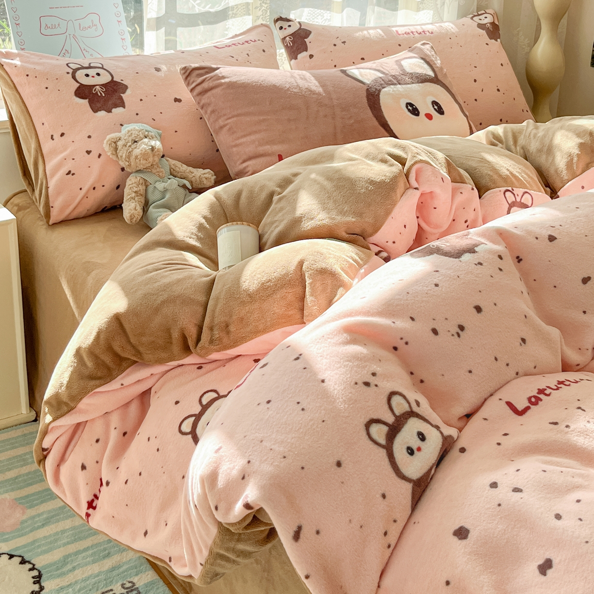 91家纺网 家纺一手货源 找家纺 如一 2025新款高克重卡通印花牛奶绒四件套第三批 拉兔粉