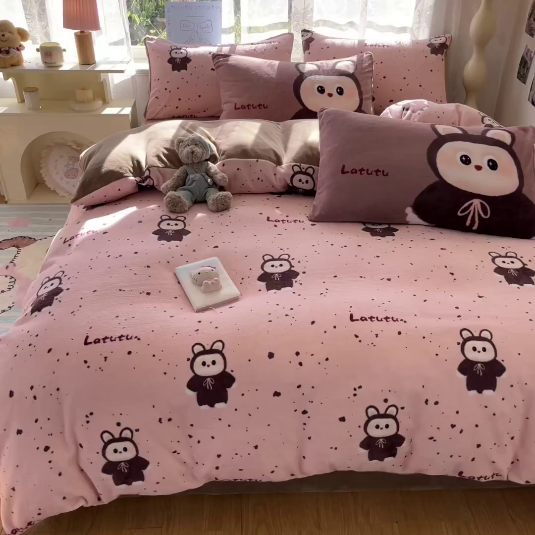 91家纺网 家纺一手货源 找家纺 如一 2025新款高克重卡通印花牛奶绒四件套第三批 拉兔粉