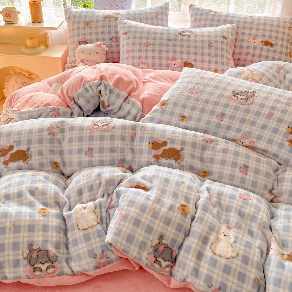 91家纺网 家纺一手货源 找家纺 如一 2025新款高克重卡通印花牛奶绒四件套第三批 蓝格汪