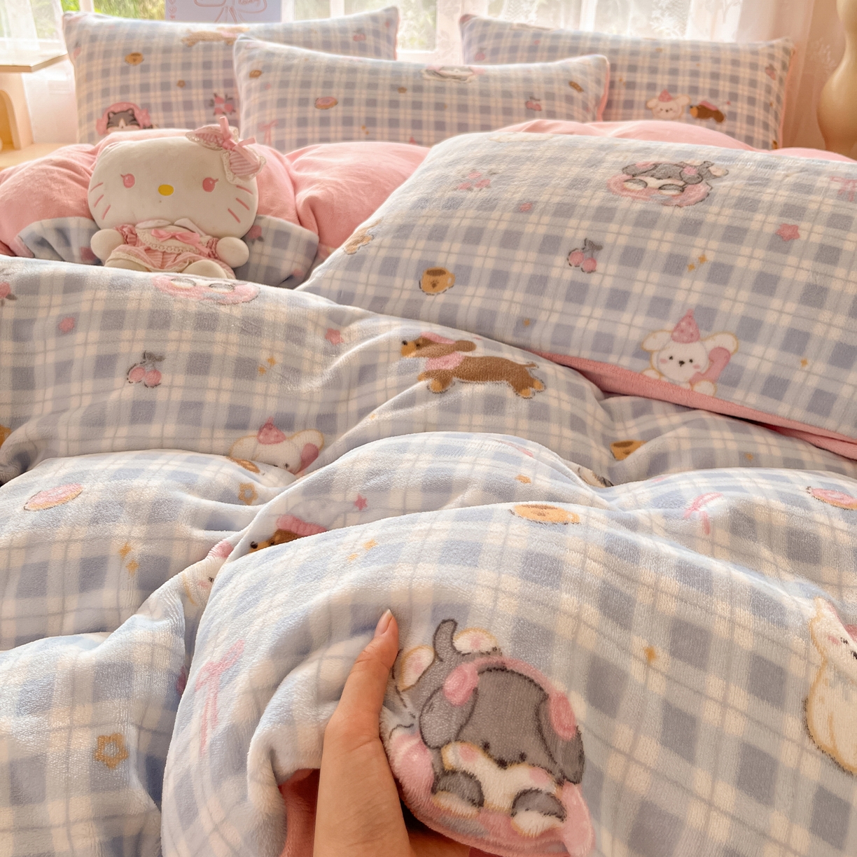 91家纺网 家纺一手货源 找家纺 如一 2025新款高克重卡通印花牛奶绒四件套第三批 蓝格汪