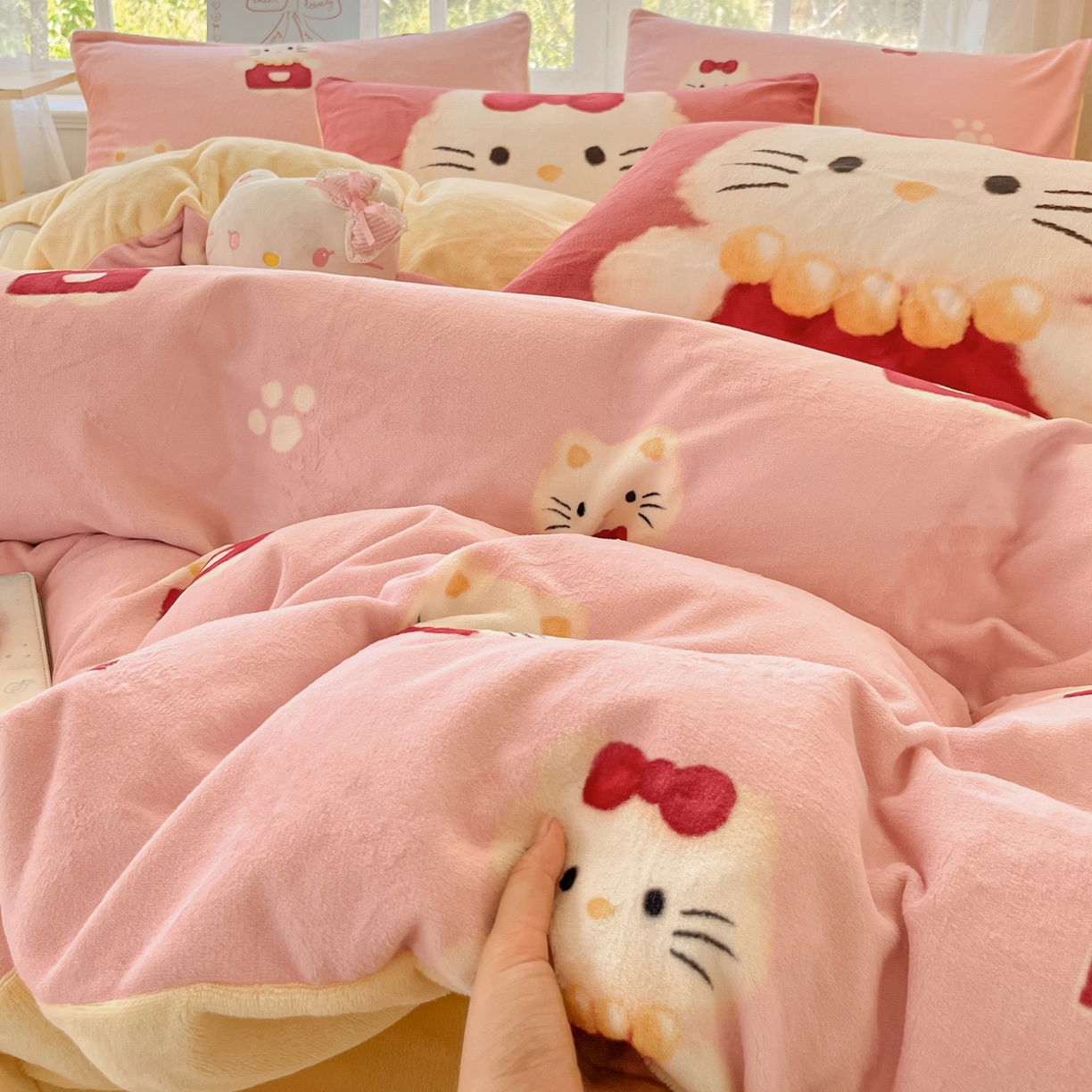 91家纺网 家纺一手货源 找家纺 如一 2025新款高克重卡通印花牛奶绒四件套第三批 猫咪粉