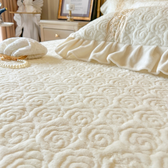 91家纺网 家纺一手货源 找家纺 瑞宝 2025新款全消光牛奶绒床盖四件套-华尔兹 华尔兹-奶油米（控价310起 ）