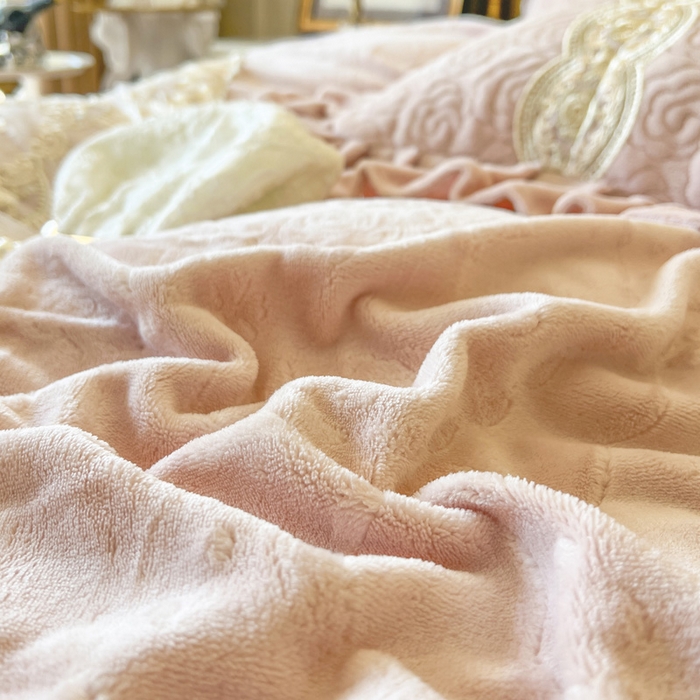 91家纺网 家纺一手货源 找家纺 瑞宝 2025新款全消光牛奶绒床盖四件套-华尔兹 华尔兹-蜜粉（控价310起 ）