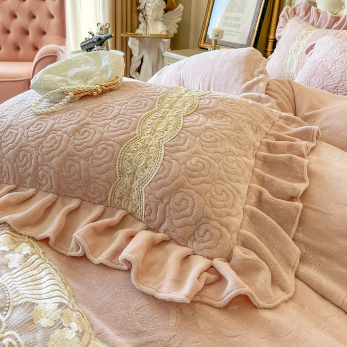 91家纺网 家纺一手货源 找家纺 瑞宝 2025新款全消光牛奶绒床盖四件套-华尔兹 华尔兹-蜜粉（控价310起 ）