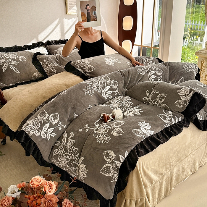 91家纺网 家纺一手货源 找家纺 （总）佳一 2025新款赫本风牛奶绒床裙款花边四件套