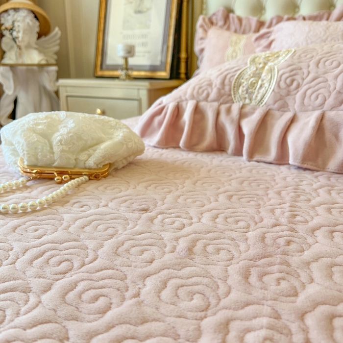 91家纺网 家纺一手货源 找家纺 （总）瑞宝 2025新款全消光牛奶绒床盖单件床盖单品单床盖床盖三件套-华尔兹