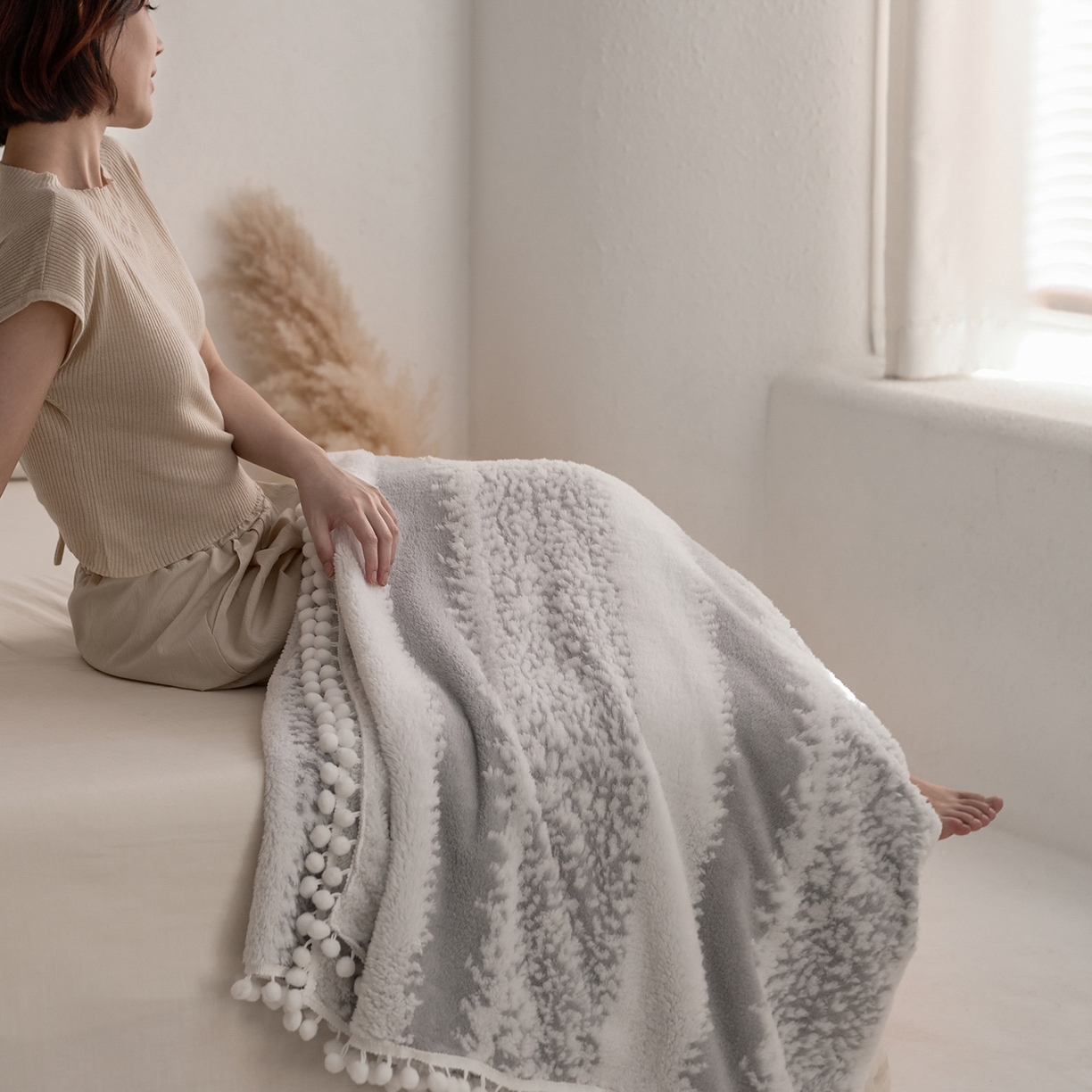 91家纺网 家纺一手货源 找家纺 安莱生活 2025新款阳离子羊羔绒200克毛毯--森语雪球系列 森语雪球-银灰