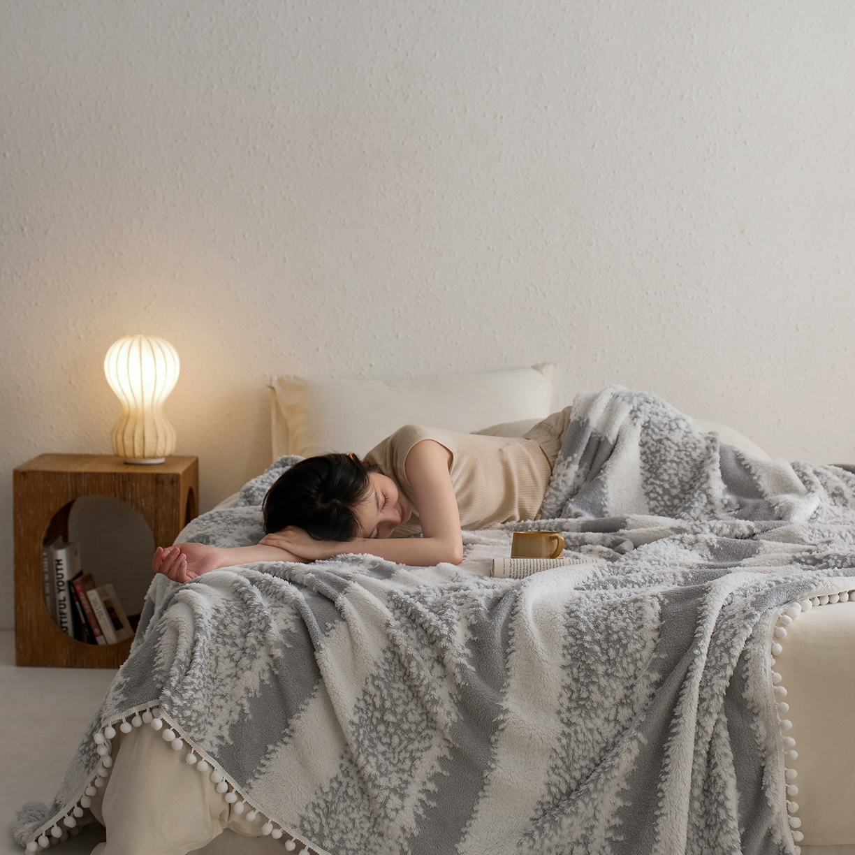 91家纺网 家纺一手货源 找家纺 安莱生活 2025新款阳离子羊羔绒200克毛毯--森语雪球系列 森语雪球-银灰