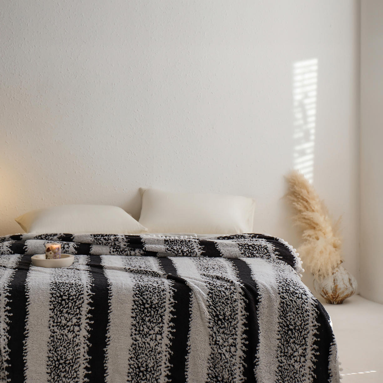 91家纺网 家纺一手货源 找家纺 安莱生活 2025新款阳离子羊羔绒200克毛毯--森语雪球系列 森语雪球-黑灰