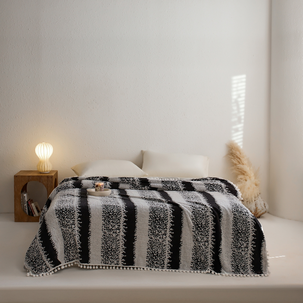 91家纺网 家纺一手货源 找家纺 安莱生活 2025新款阳离子羊羔绒200克毛毯--森语雪球系列 森语雪球-黑灰