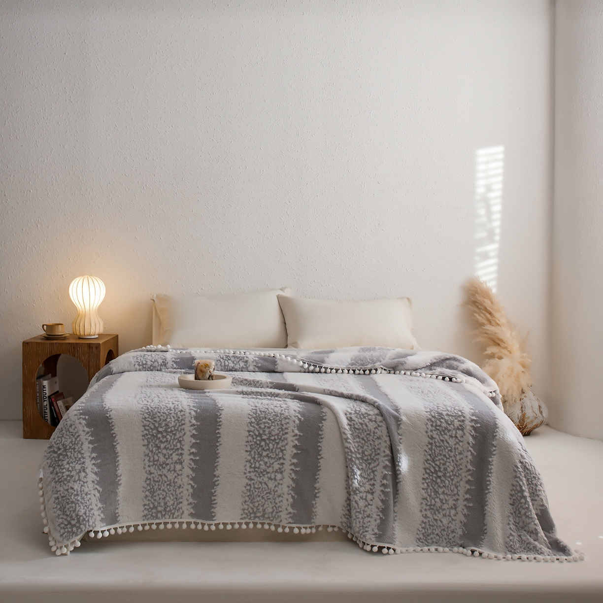 91家纺网 家纺一手货源 找家纺 安莱生活 2025新款阳离子羊羔绒200克毛毯--森语雪球系列 森语雪球-银灰