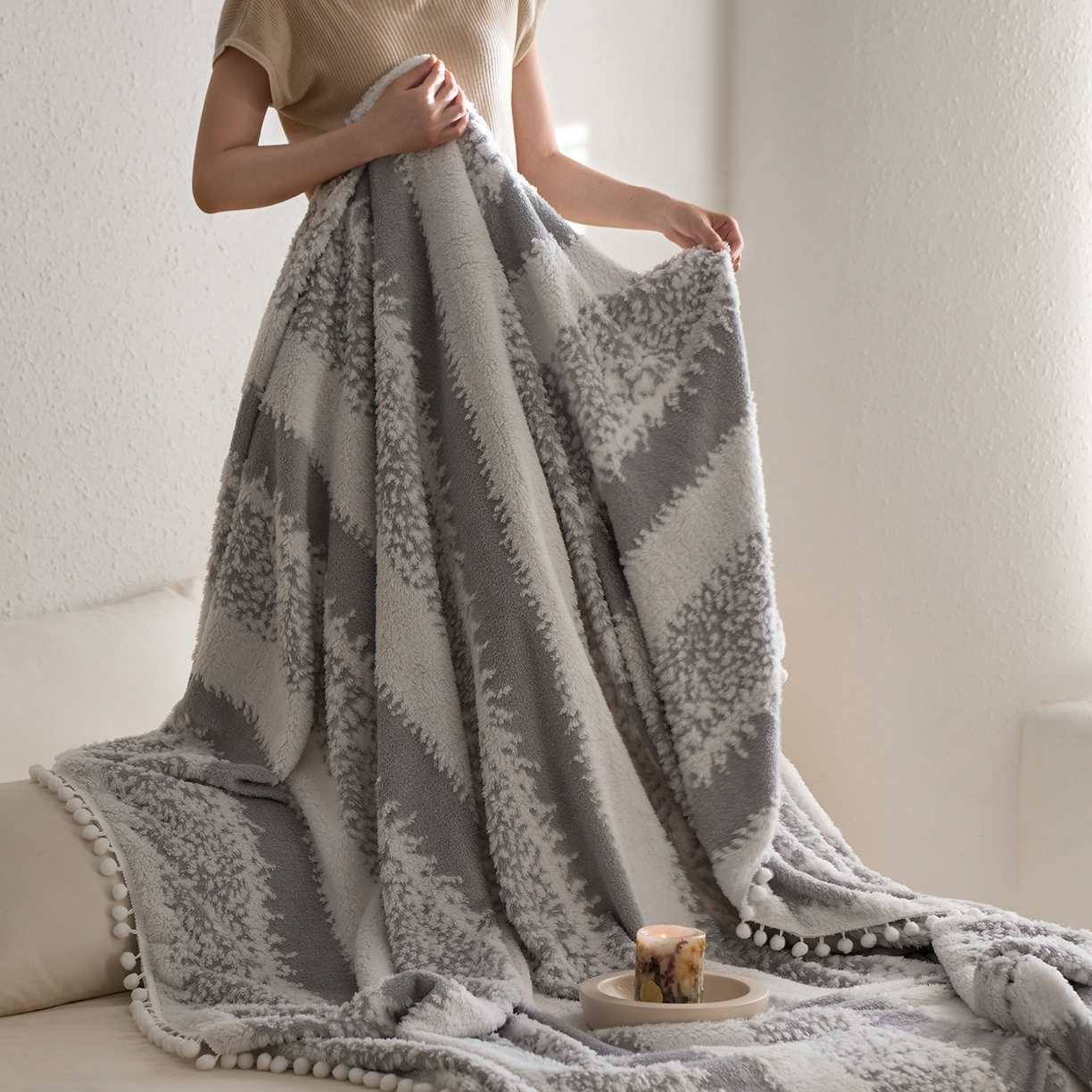 91家纺网 家纺一手货源 找家纺 安莱生活 2025新款阳离子羊羔绒200克毛毯--森语雪球系列 森语雪球-银灰