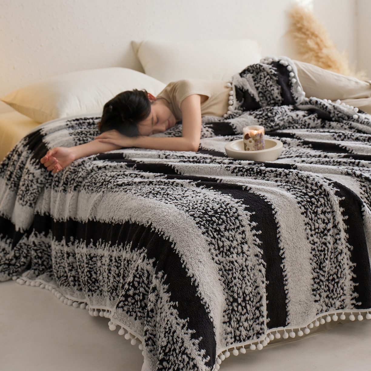 91家纺网 家纺一手货源 找家纺 安莱生活 2025新款阳离子羊羔绒200克毛毯--森语雪球系列 森语雪球-黑灰