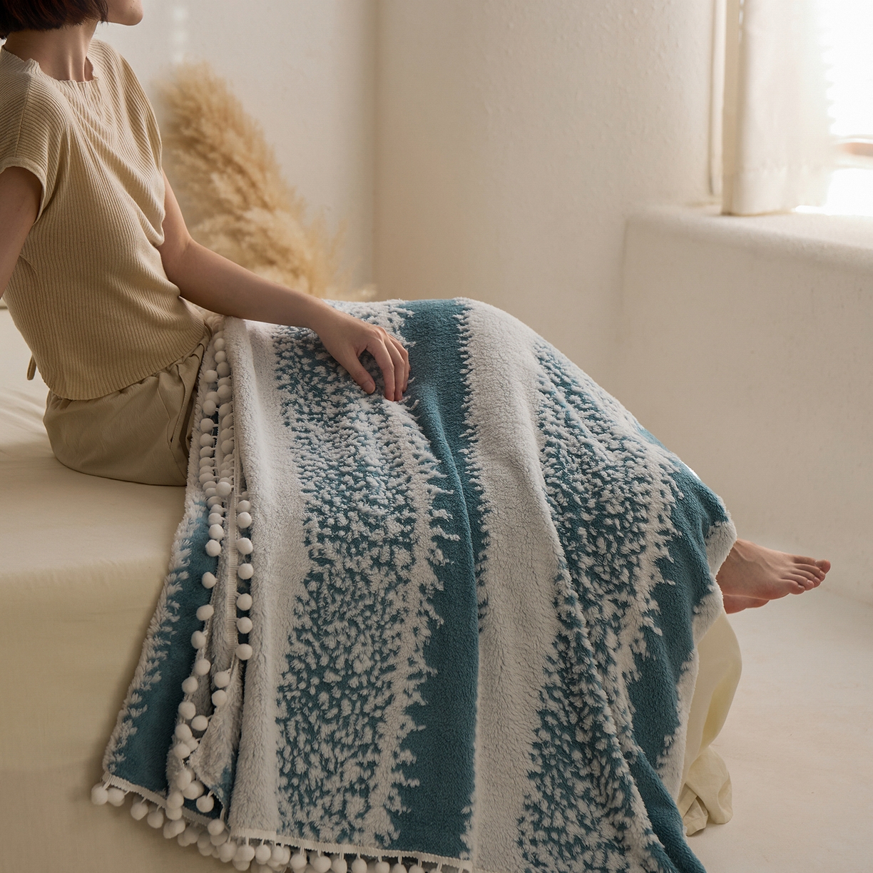 91家纺网 家纺一手货源 找家纺 安莱生活 2025新款阳离子羊羔绒200克毛毯--森语雪球系列 森语雪球-筠雾