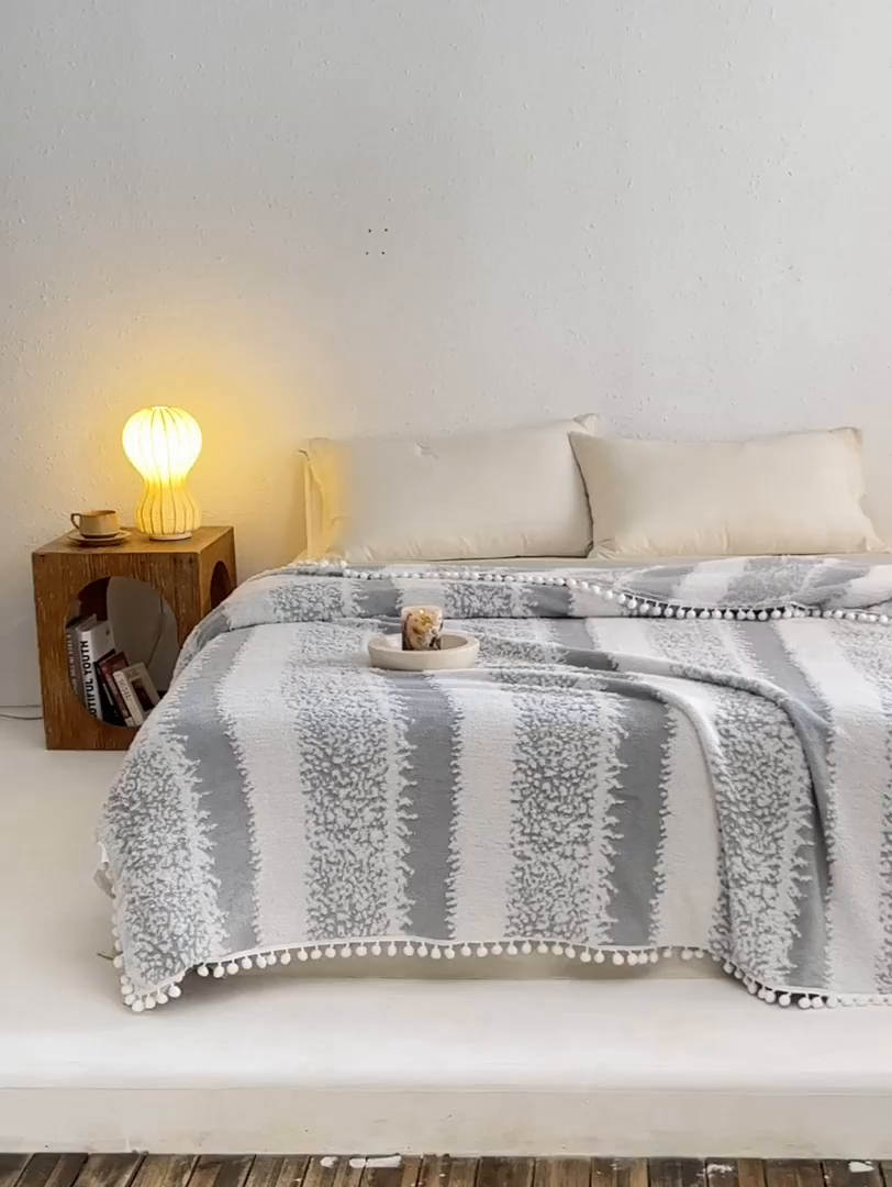 91家纺网 家纺一手货源 找家纺 安莱生活 2025新款阳离子羊羔绒200克毛毯--森语雪球系列 森语雪球-银灰