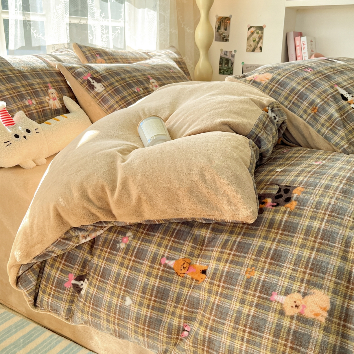 91家纺网 家纺一手货源 找家纺 如一 2025新款高克重卡通印花牛奶绒四件套第三批 棕格狗