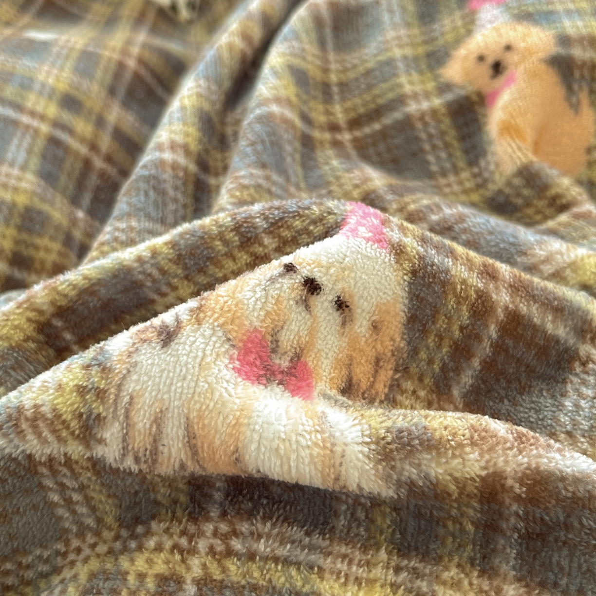 91家纺网 家纺一手货源 找家纺 如一 2025新款高克重卡通印花牛奶绒四件套第三批 棕格狗