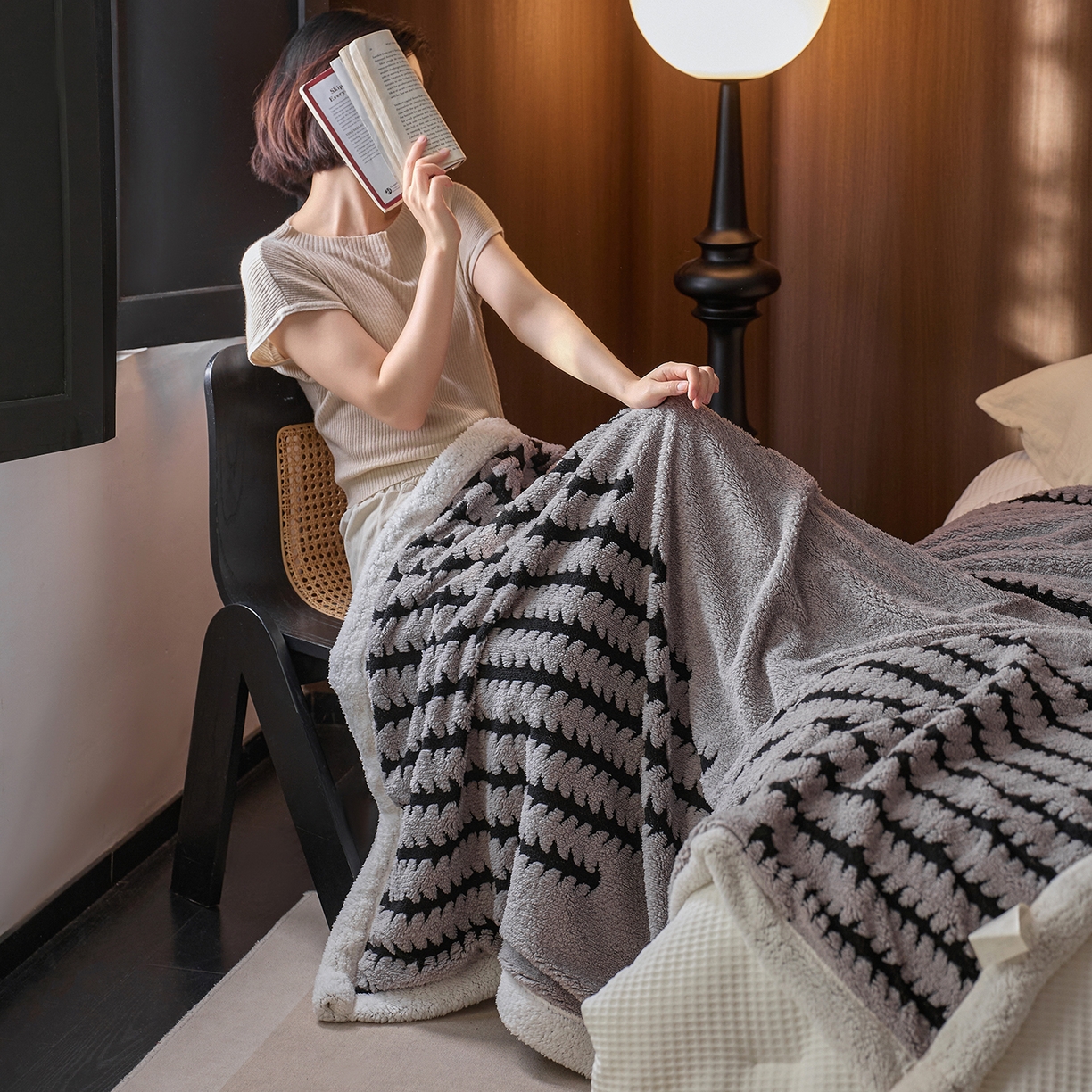 91家纺网 家纺一手货源 找家纺 安莱生活 2025新款阳离子羊羔绒200克毛毯--云杉系列 云杉-黑灰