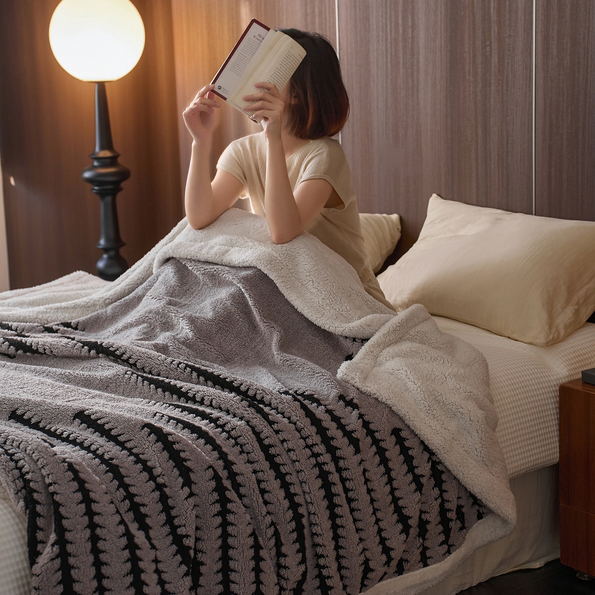 91家纺网 家纺一手货源 找家纺 安莱生活 2025新款阳离子羊羔绒200克毛毯--云杉系列 云杉-黑灰