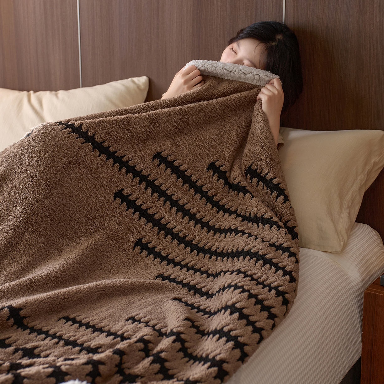 91家纺网 家纺一手货源 找家纺 安莱生活 2025新款阳离子羊羔绒200克毛毯--云杉系列 云杉-摩卡