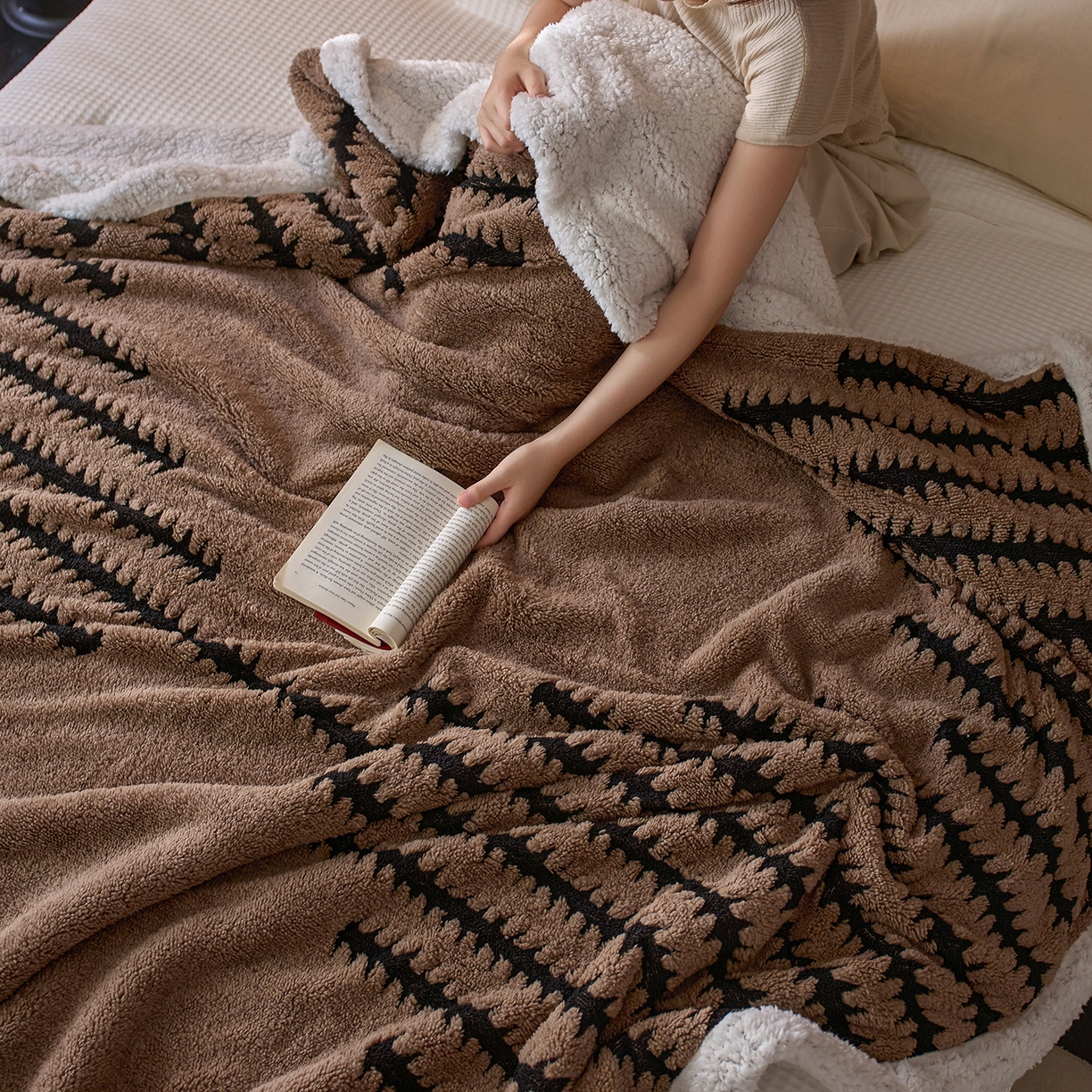 91家纺网 家纺一手货源 找家纺 安莱生活 2025新款阳离子羊羔绒200克毛毯--云杉系列 云杉-摩卡