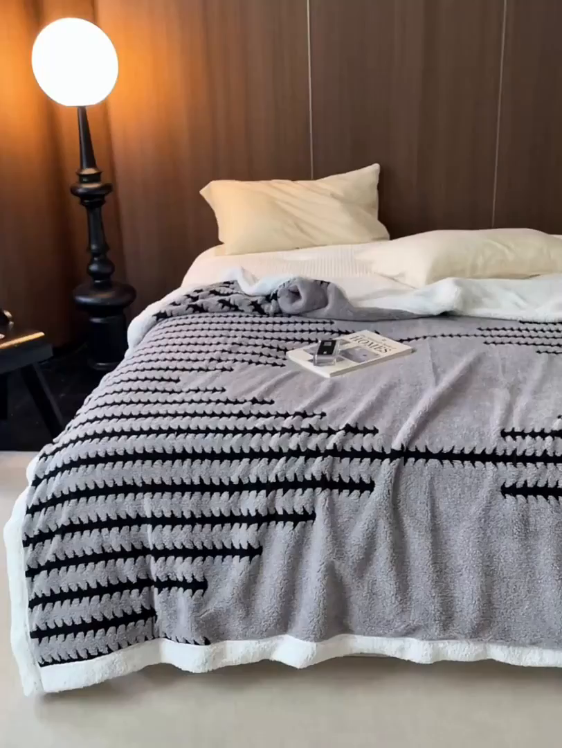 91家纺网 家纺一手货源 找家纺 安莱生活 2025新款阳离子羊羔绒200克毛毯--云杉系列 云杉-黑灰