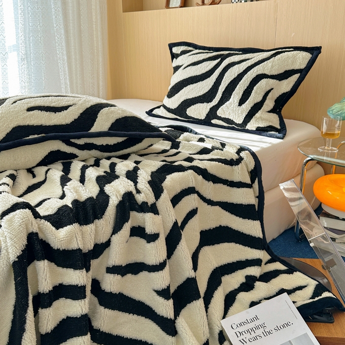 91家纺网 家纺一手货源 找家纺 春光里 2025新款双面阳离子毛毯 黑白条纹