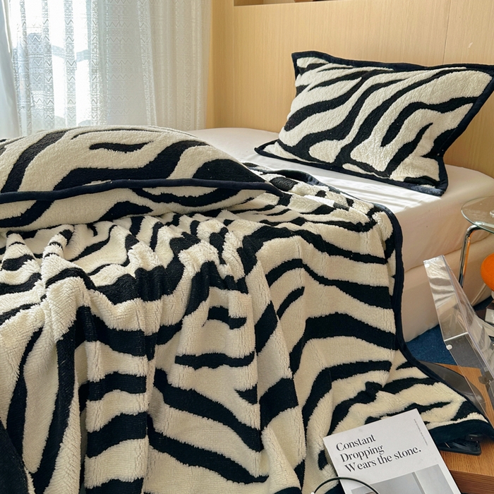 91家纺网 家纺一手货源 找家纺 春光里 2025新款双面阳离子毛毯 黑白条纹