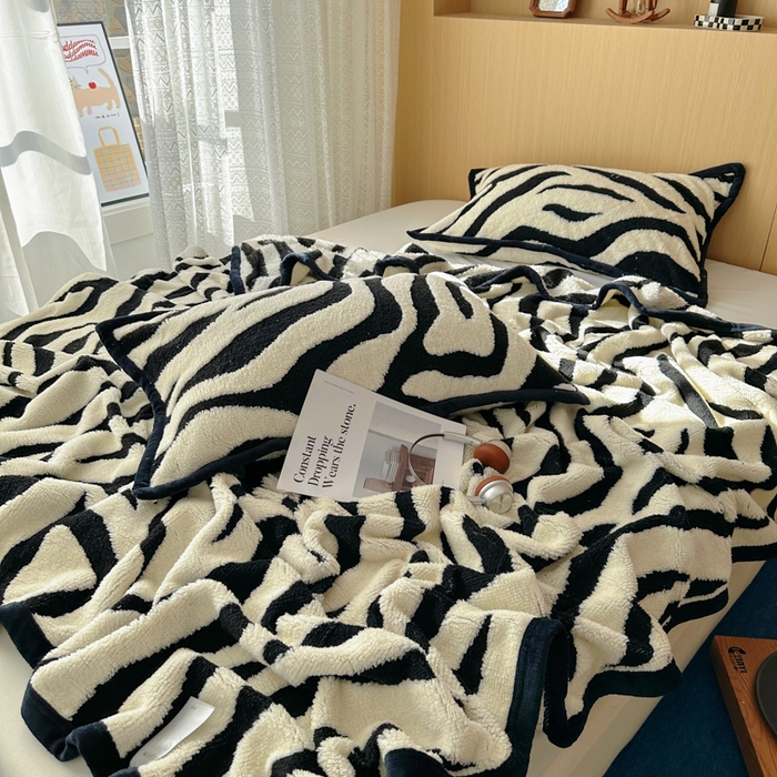 91家纺网 家纺一手货源 找家纺 春光里 2025新款双面阳离子毛毯 黑白条纹