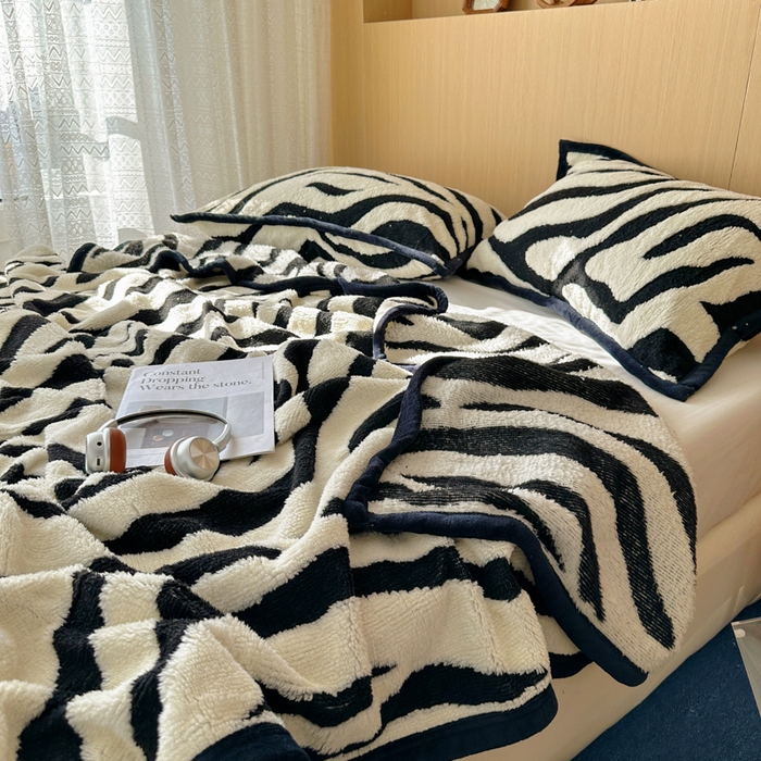 91家纺网 家纺一手货源 找家纺 春光里 2025新款双面阳离子毛毯 黑白条纹