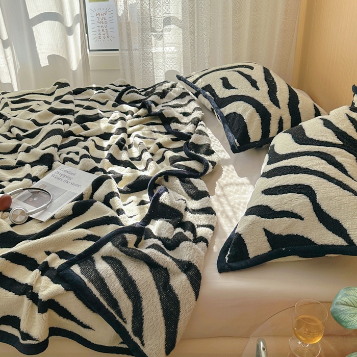 91家纺网 家纺一手货源 找家纺 春光里 2025新款双面阳离子毛毯 黑白条纹