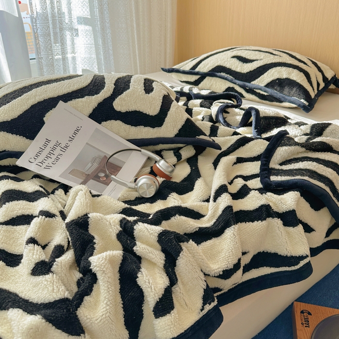 91家纺网 家纺一手货源 找家纺 春光里 2025新款双面阳离子毛毯 黑白条纹