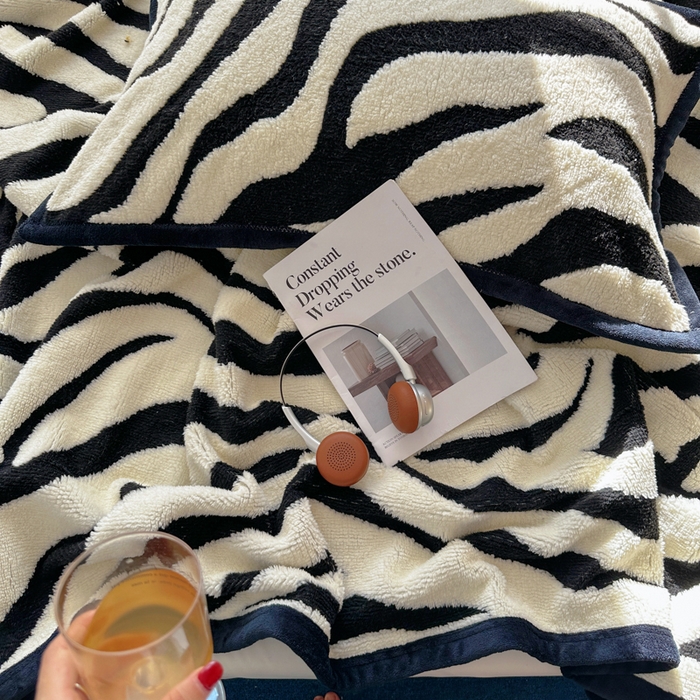 91家纺网 家纺一手货源 找家纺 春光里 2025新款双面阳离子毛毯 黑白条纹