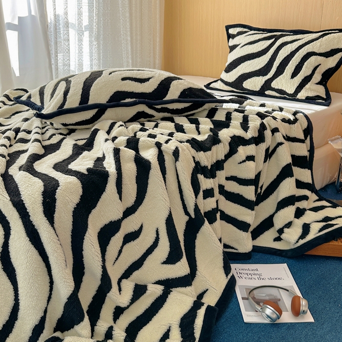 91家纺网 家纺一手货源 找家纺 春光里 2025新款双面阳离子毛毯 黑白条纹