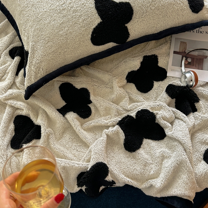 91家纺网 家纺一手货源 找家纺 春光里 2025新款双面阳离子毛毯 浪漫蝴蝶