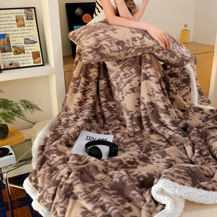 91家纺网 家纺一手货源 找家纺 春光里 2025新款兔毛羊羔绒收包边毛毯 可可